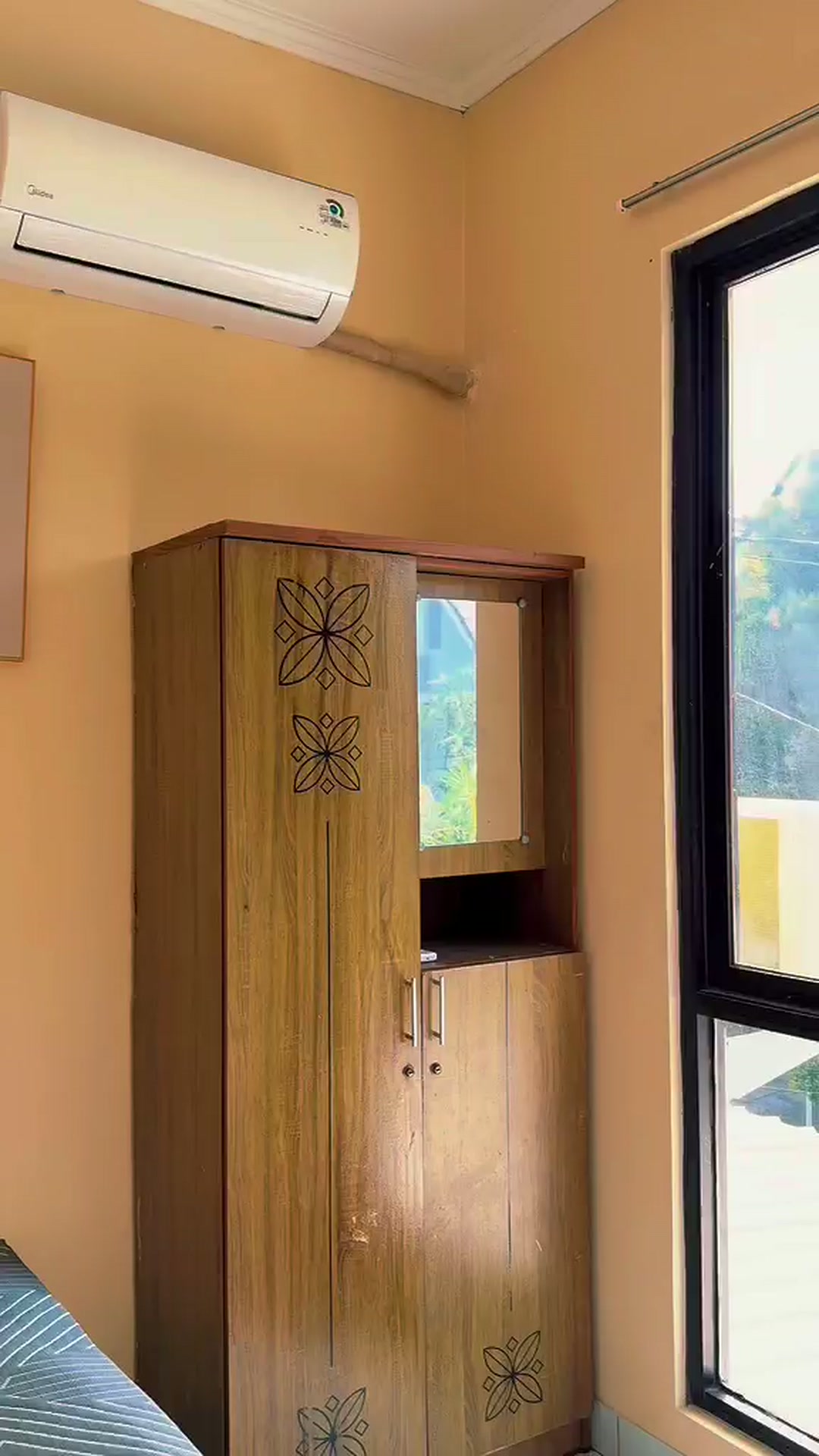 Kamar tidur 1 dengan AC, kasur, dan lemari