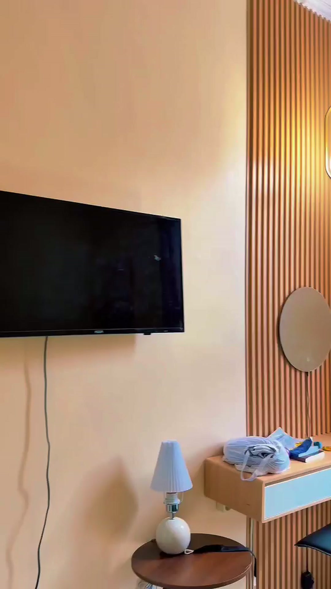 Meja rias dengan lampu gantung