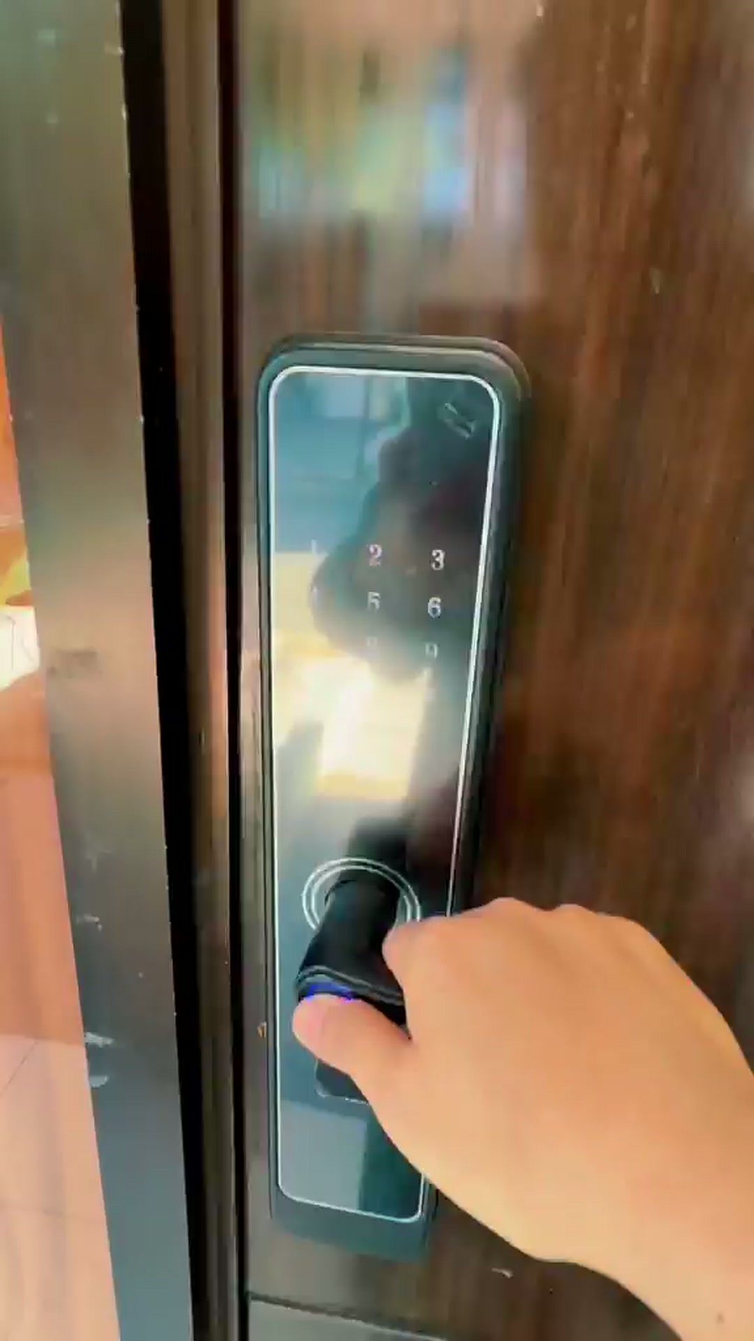 Smart door lock di pintu depan